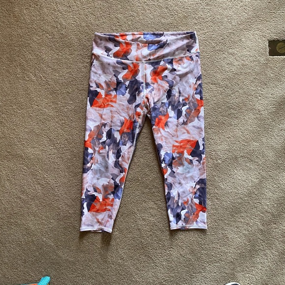 Fabletics Pants - Fabletics crop leggings